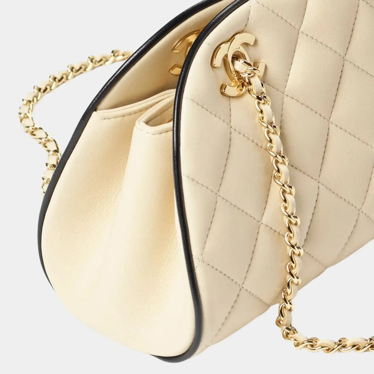 Clutch with chain in Beige & Black Lambskin