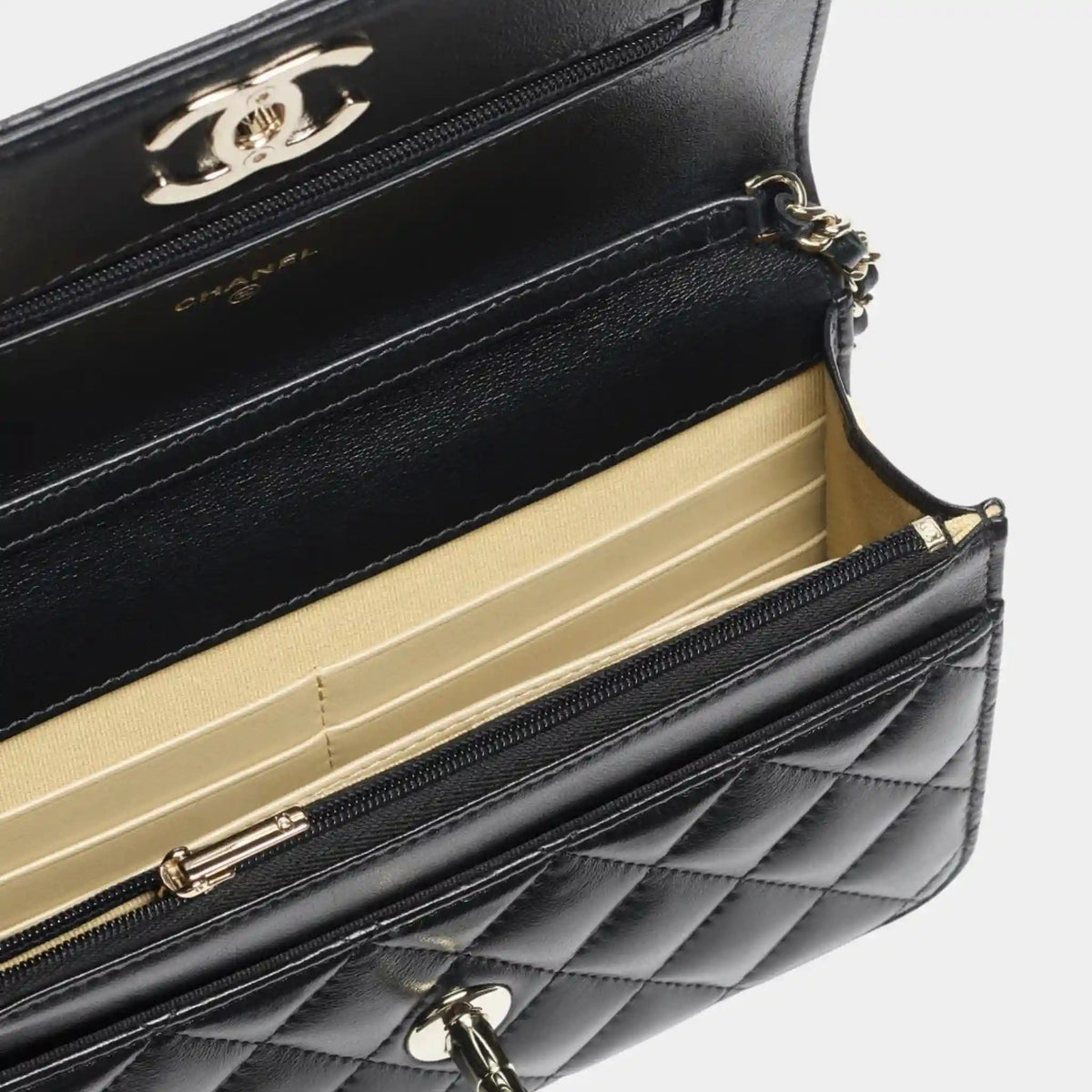 Wallet On Chain in Shiny Lambskin & Gold-Tone Metal